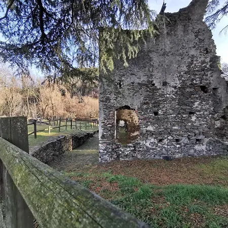 Near Monastero And Castello Di Vezio * Варенна