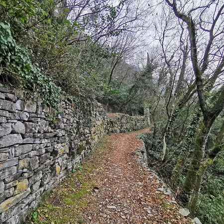 Near Monastero And Castello Di Vezio 瓦伦纳